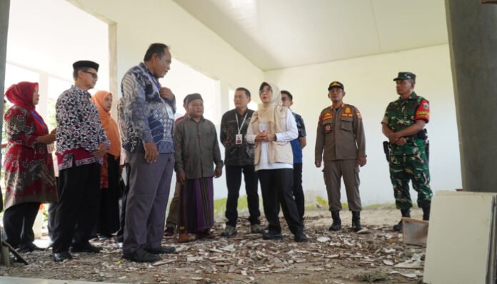 Bupati Pandeglang, Raden Dewi Setiani, meninjau langsung proses revitalisasi dua sekolah dasar di Kecamatan Cikeusik, Kamis, 23 Oktober 2025.