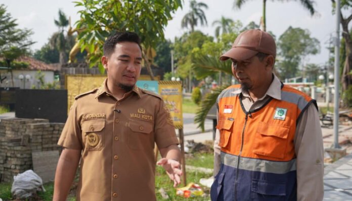 Wali Kota Cilegon, Robinsar (kiri), meninjau progres pemugaran Taman Monumen Geger Cilegon, Senin, 13 Oktober 2025.