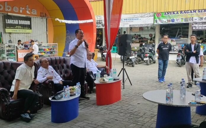 Wali Kota Serang, Budi Rustandi berdialog dengan para pedagang di Pasar Royal dalam rangka menyukseskan program penataan wilayah (Bantentv.com/ Jaya)