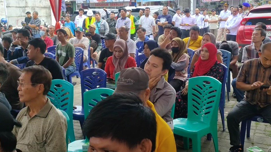 Wali Kota Serang, Budi Rustandi berdialog dengan para pedagang di Pasar Royal dalam rangka menyukseskan program penataan wilayah (Bantentv.com/ Jaya)