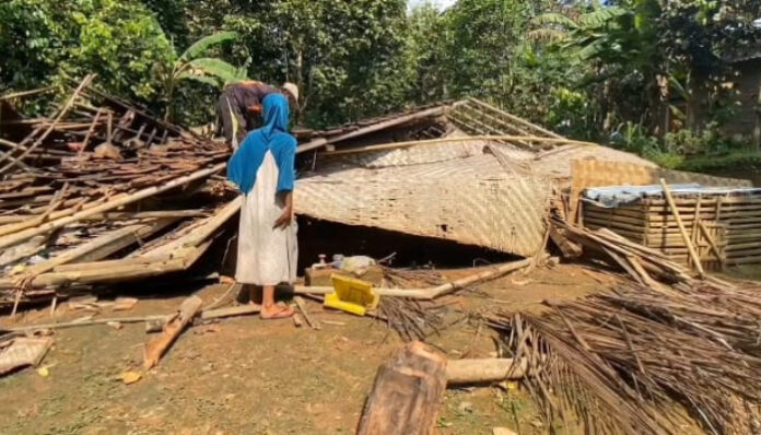 Rumah Pasutri Lansia di Lebak Roboh Setelah 20 Tahun Berdiri (Foto : Bantentv.com/Nano)