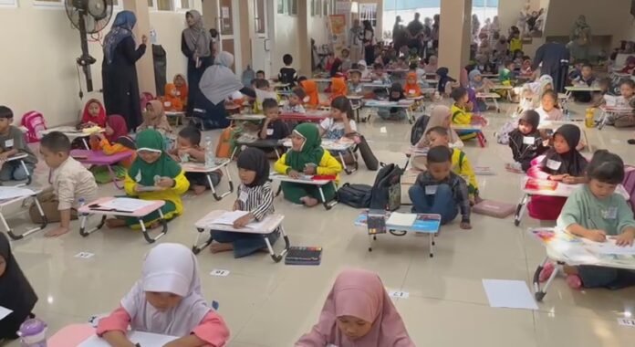 Ratusan anak ramaikan lomba mewarnai dalam Open House SDIT Bunayya Qurrota’aini (Bantentv.com/ Hendra)