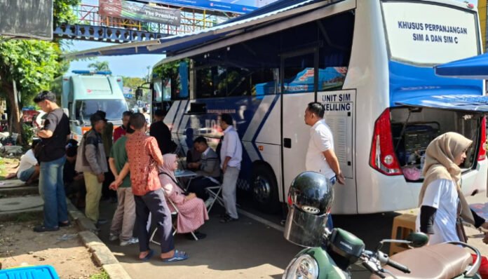 Warga memanfaatkan layanan bus SIM keliling di alun-alun Kota Serang.