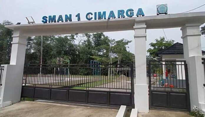 Gerbang utama SMAN 1 Cimarga, Kabupaten Lebak, lokasi terjadinya insiden dugaan kekerasan antara kepala sekolah dan siswa yang kini tengah diselidiki Pemerintah Provinsi Banten.