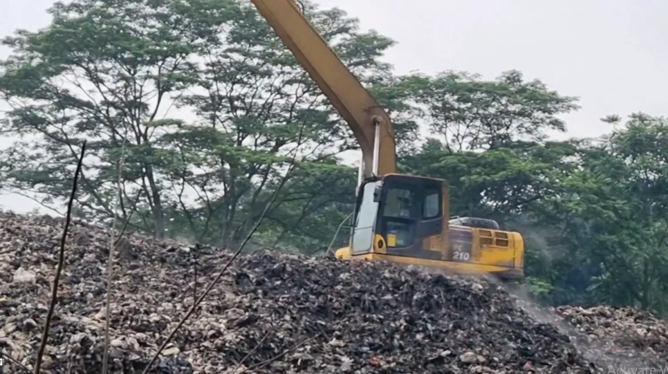 Puluhan ton sampah terus menumpuk di Tempat Pemrosesan Akhir (TPA) Cipeucang, Kelurahan Kademangan, Kecamatan Serpong, Kota Tangerang Selatan (Bantentv.com)