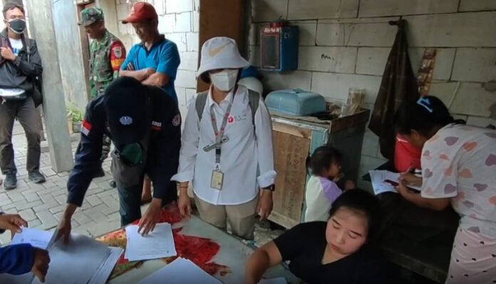 Satgas radiasi Cesium-137 data puluhan warga Cikande untuk cek kesehatan.