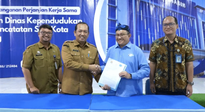 Kepala Disdukcapil Kota Serang Karsono menandatangani MoU inovasi pelayanan “Three in One” dengan Direktur Rumah Sakit Budi Asih Serang dr. Tajus Ibrahim, Senin, 6 Oktober 2025.