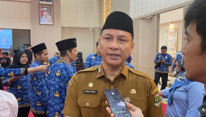 Sekretaris Daerah Provinsi Banten, Deden Apriandhi Hartawan, memberikan keterangan kepada wartawan usai penyerahan SK PPPK Tahap II Formasi 2024 di Pendopo Gubernur Banten, Selasa, 14 Oktober 2025.