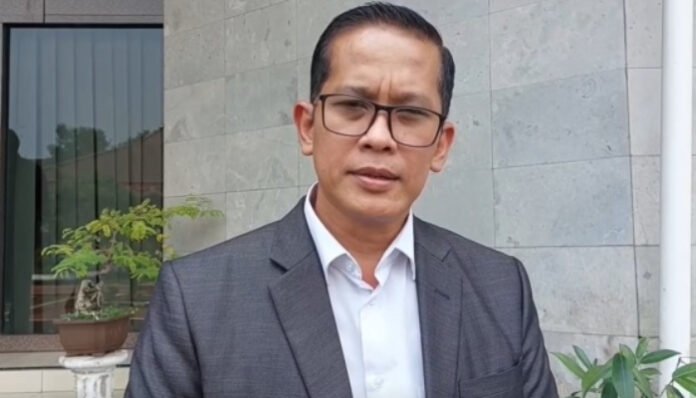 Sekretaris Dinas Tenaga Kerja dan Transmigrasi Raden Faisal saat Menyampaikan Pihaknya Telah Menerima Informasi Karyawan yang Dirumahkan Akibat Kasus Radioaktif