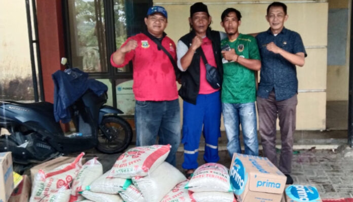Penerima distribusi logistik lumbung sosial (Foto : Bantentv.com/Rangga)