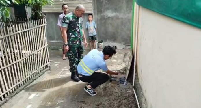 Kodim 0602/Serang bersama PT Indah Kiat melaksanakan pengeboran air bersih melalui program karya bakti TNI di Musholla Al Muttakin, Kampung Kedawung, Desa Ragas, Kecamatan Carenang, Kabupaten Serang (Bantentv.com/ Imron)