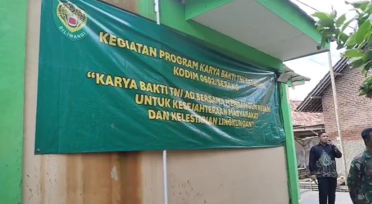 Kodim 0602/Serang bersama PT Indah Kiat melaksanakan pengeboran air bersih melalui program karya bakti TNI di Musholla Al Muttakin, Kampung Kedawung, Desa Ragas, Kecamatan Carenang, Kabupaten Serang (Bantentv.com/ Imron)