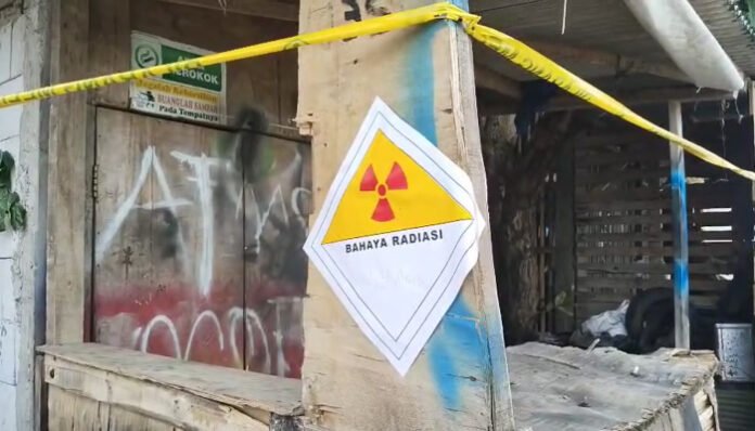 Tim satgas penanganan Cs-137 menandai lokasi terpapar radiasi.