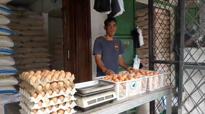 Harga telur di Pandeglang mengalami fluktuasi (Bantentv.com/ Rangga)