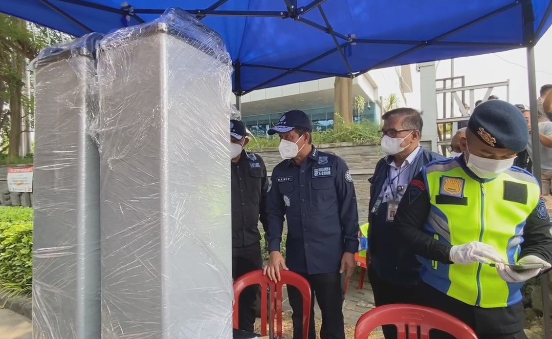 Menteri Lingkungan Hidup, Hanif Faisol Nuraﬁq, saat memberikan pengawasan kendaraan yang dilakukan dengan sistem satu pintu (one gate system) (Bantentv.com/ Imron)