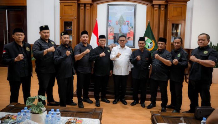 Gubernur Banten Andra Soni menerima kunjungan DPP Perguruan Pencak Silat Terumbu Banten, Jumat, 24 Oktober 2025.