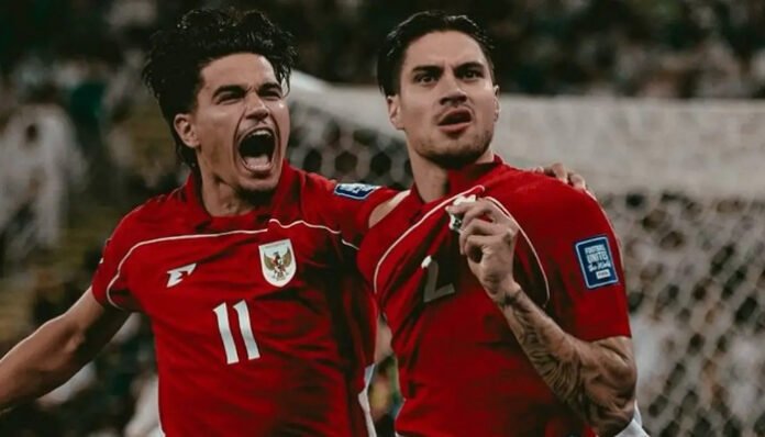 Pemain Timnas Indonesia Kevin Diks (kanan) saat merayakan Gol ke Gawang Arab Saudi, 9 Oktober 2025.