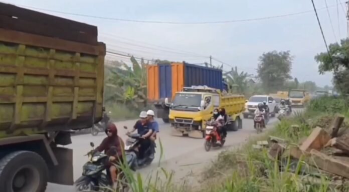 Pemkab Serang bakal membatasi jam operasional truk tambang (Bantentv.com/ Riki)