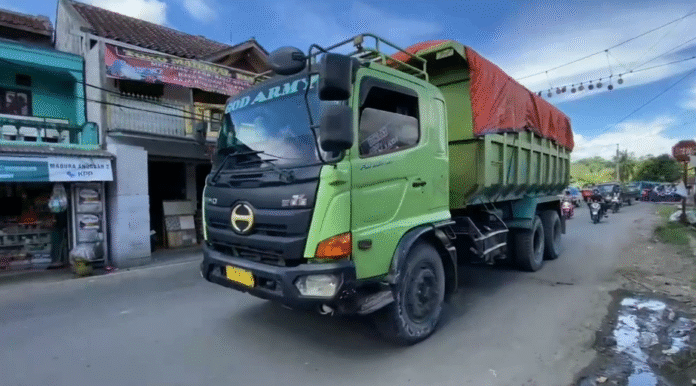 Truk bermuatan pasir dan tanah bertonase besar masih bebas melintas di jalan umum pada siang hari di Kabupaten Lebak (Bantentv.com/ Nano)