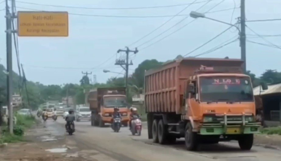 Pemkab Serang bakal membatasi jam operasional truk tambang (Bantentv.com/ Riki)