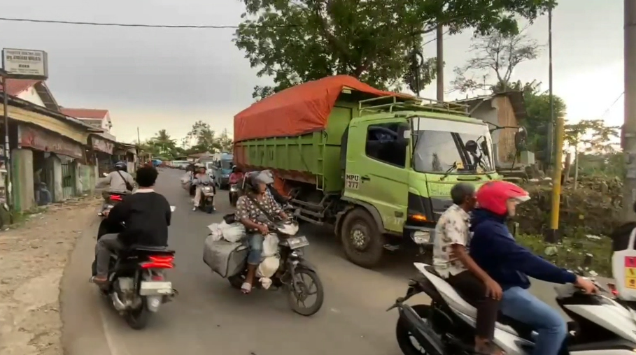 Truk bermuatan pasir dan tanah bertonase besar masih bebas melintas di jalan umum pada siang hari di Kabupaten Lebak (Bantentv.com/ Nano)