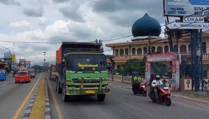 Waktu operasional truk tambang hanya pada pukul 22.00 hingga 05.00 WIB. (Foto: Bantentv.com)