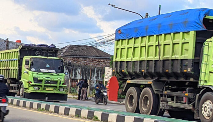 Truk Tambang ODOL melintas di Kramatwatu Jalan Raya Serang–Cilegon.