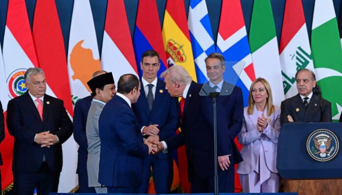 Presiden RI Prabowo Subianto berjabat tangan dengan Presiden Amerika Serikat Donald Trump usai konferensi di International Congress Centre, Sharm El-Sheikh, Mesir, pada Senin 13 Oktober 2025.