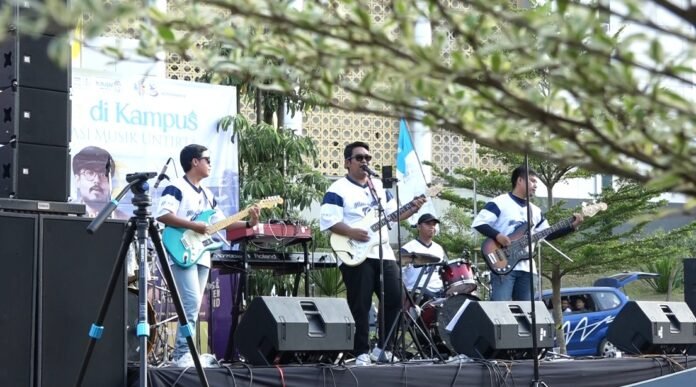 Untirta menggelar kegiatan apresiasi musik bertajuk “Senja di Kampus” sebagai bagian dari rangkaian perayaan Dies Natalis ke-44, Selasa, 14 Oktober 2025 (Bantentv.com)