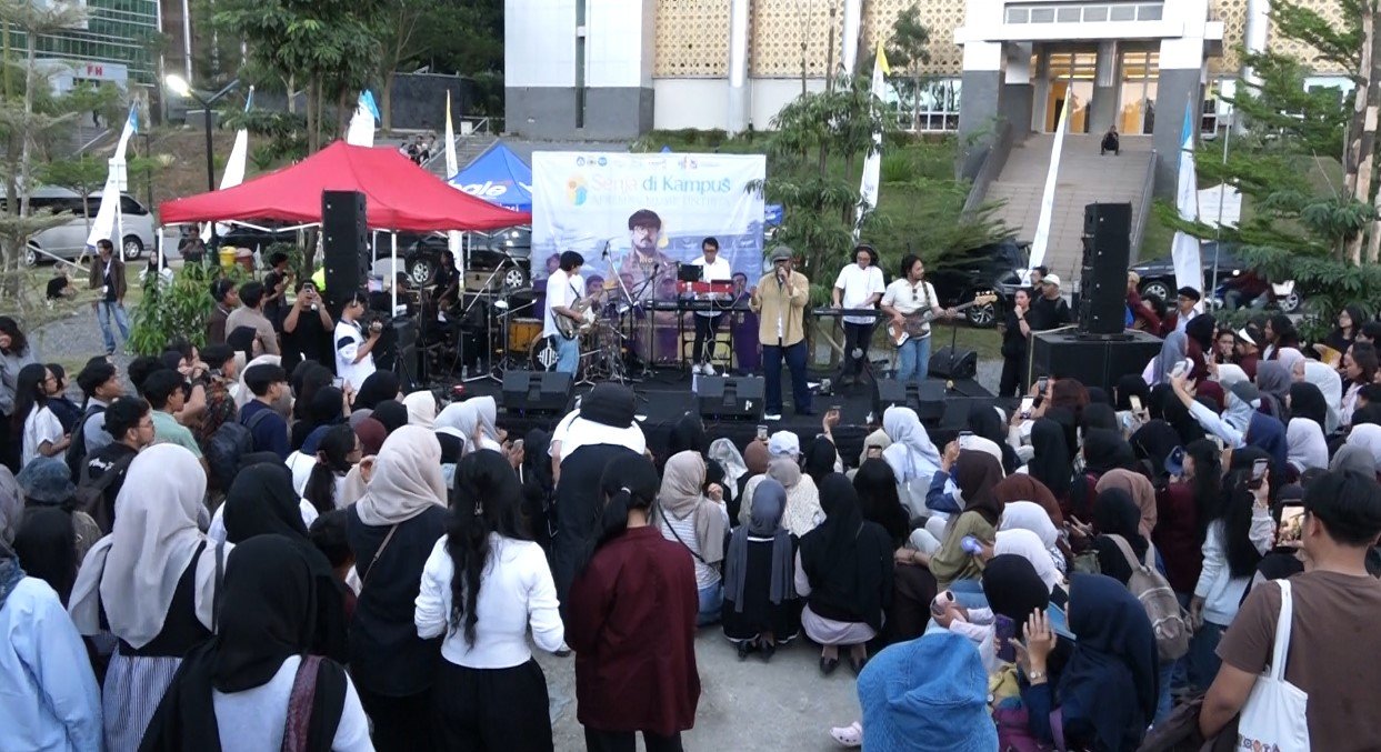 Untirta menggelar kegiatan apresiasi musik bertajuk “Senja di Kampus” sebagai bagian dari rangkaian perayaan Dies Natalis ke-44, Selasa, 14 Oktober 2025 (Bantentv.com)