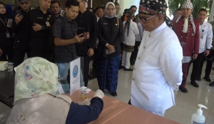 Gubernur Banten Andra Soni ikut menjalani tes urine usai upacara peringatan HUT ke-25 Banten (Bantentv.com/ Hendra)