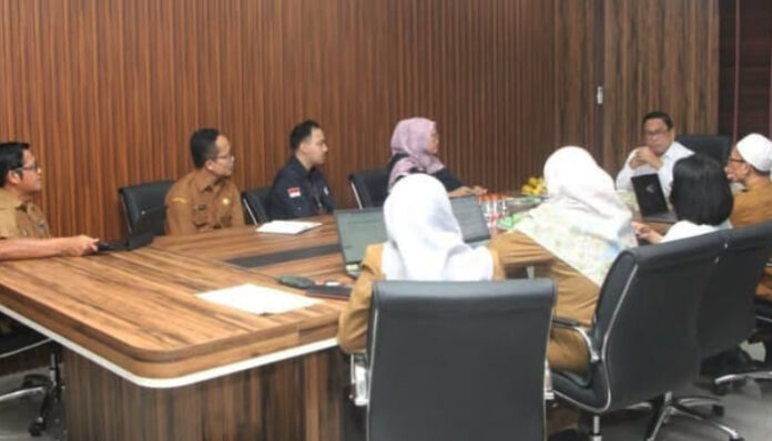 Wakil Bupati Amir Hamzah Pimpin Rakor program terintegrasi lintas sektor, Kamis, 23 Oktober 2025.