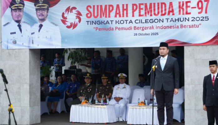 Wali Kota Cilegon Robinsar Wali Kota Cilegon, Robinsar, bertindak sebagai inspektur upacara peringatan ke-97 Hari Sumpah Pemuda, di halaman Kantor Wali Kota Cilegon, Selasa, 28 Oktober 2025.
