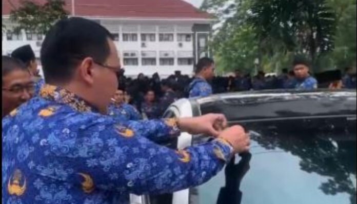 Wali Kota Tandai Penunggak Pajak Wali Kota Serang Budi Rustandi menempel stiker pemberitahuan tunggakan pajak pada kendaraan milik pegawai Pemerintah Kota Serang, Selasa, 28 Oktober 2025.