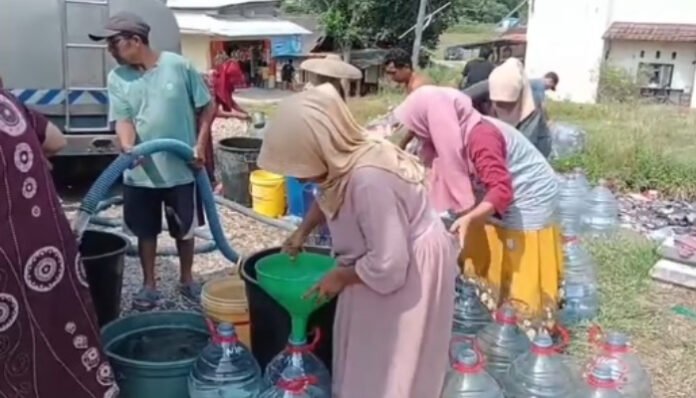 Warga Cikande Serbu Bantuan Air PDAM Tirta Albantani