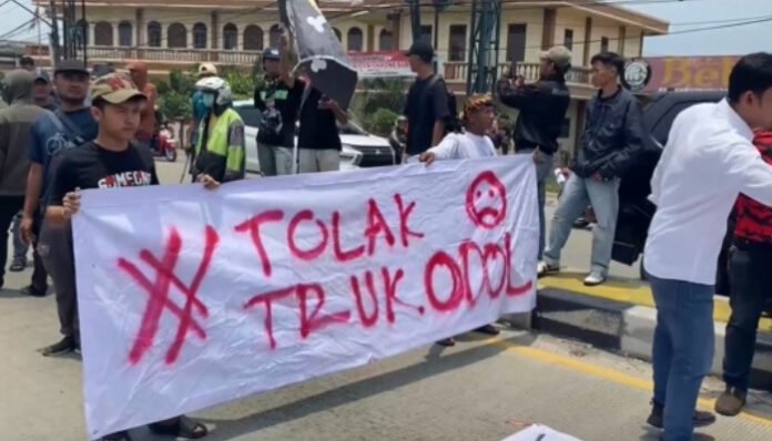 Warga Kramatwatu Blokade Jalan