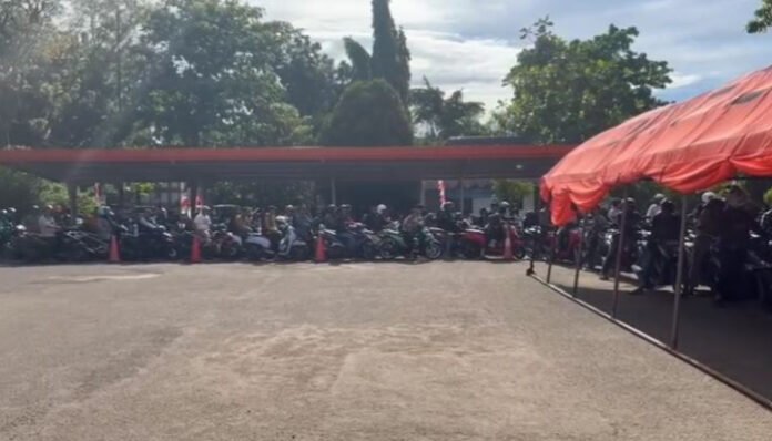 Warga Serbu Samsat Samsat Kota Serang Diserbu Wajib Pajak