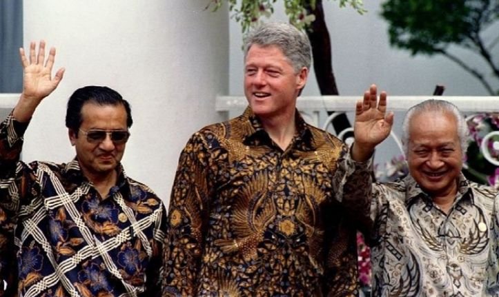 Presiden ke-2, Soeharto, tokoh yang kenalkan batik ke dunia (Raparapa.com)