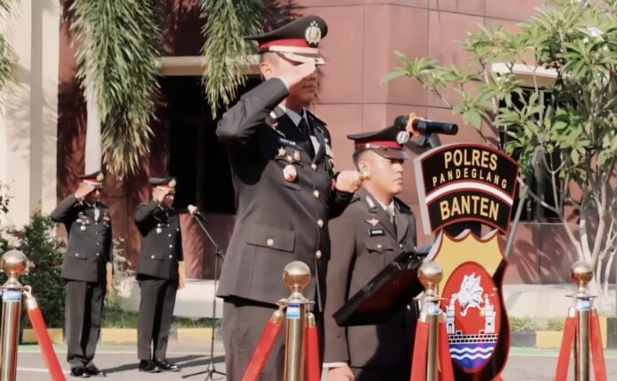 Kapolres Pandeglang AKBP Dhyno Indra Setyadi memimpin upacara peringatan Hari Kesaktian Pancasila di halaman Mapolres Pandeglang, Rabu, 1 Oktober 2025 (Bantentv.com/ Rangga)