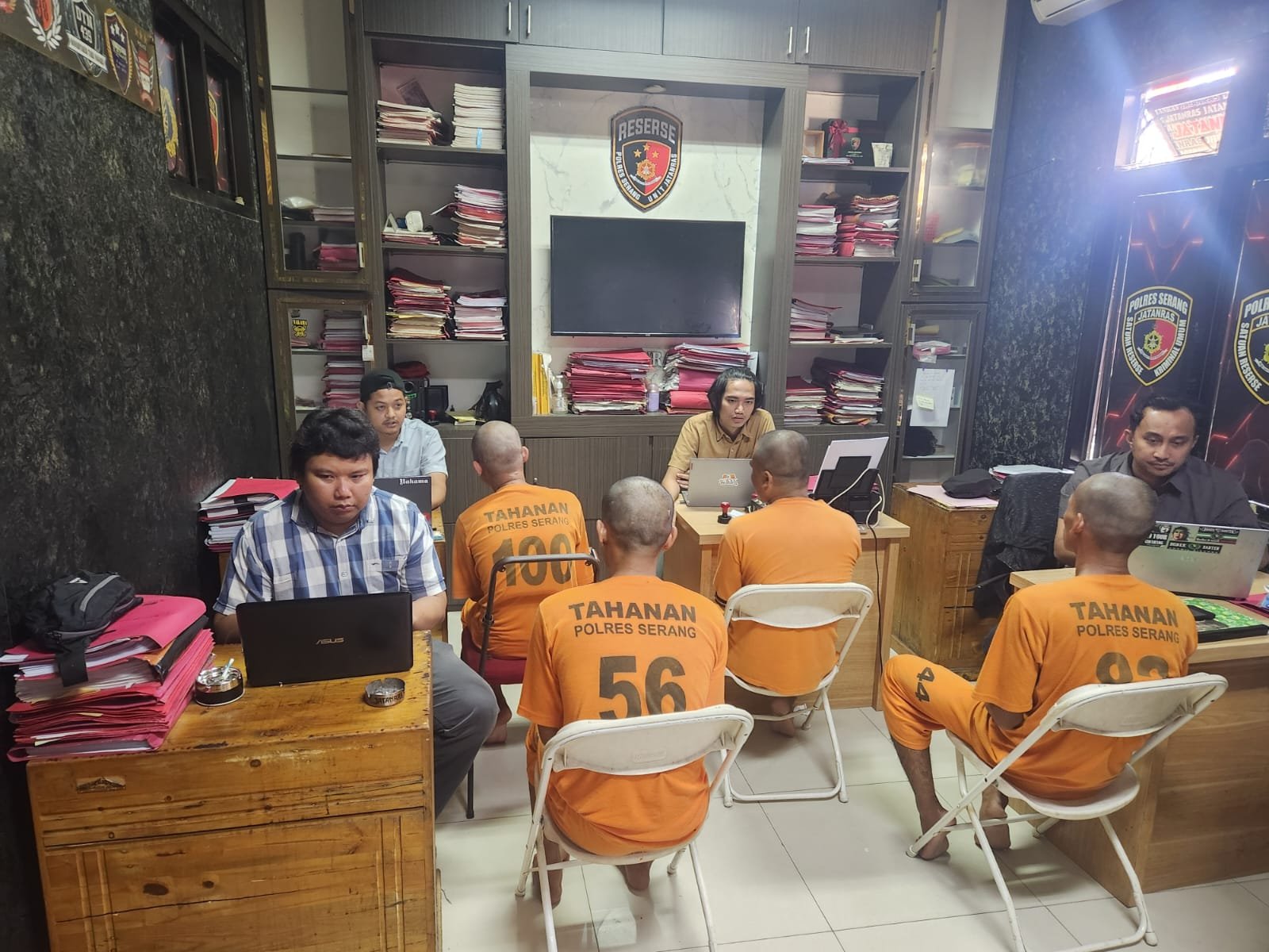 Pemeriksaan seorang mantan sekuriti dan para tersangka yang melakukan pengrusakan PT Bach Multi Global (BMG) oleh pihak kepolisian (Bantentv.com/ Imron)