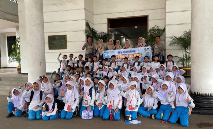 Kunjungan edukatif SD Negeri 2 Cilegon ke Kantor Wali Kota Cilegon pada Rabu, 2 Oktober 2025 dalam rangka memperkenalkan sistem kepemerintahan di daerah (Bantentv.com/ Ali)
