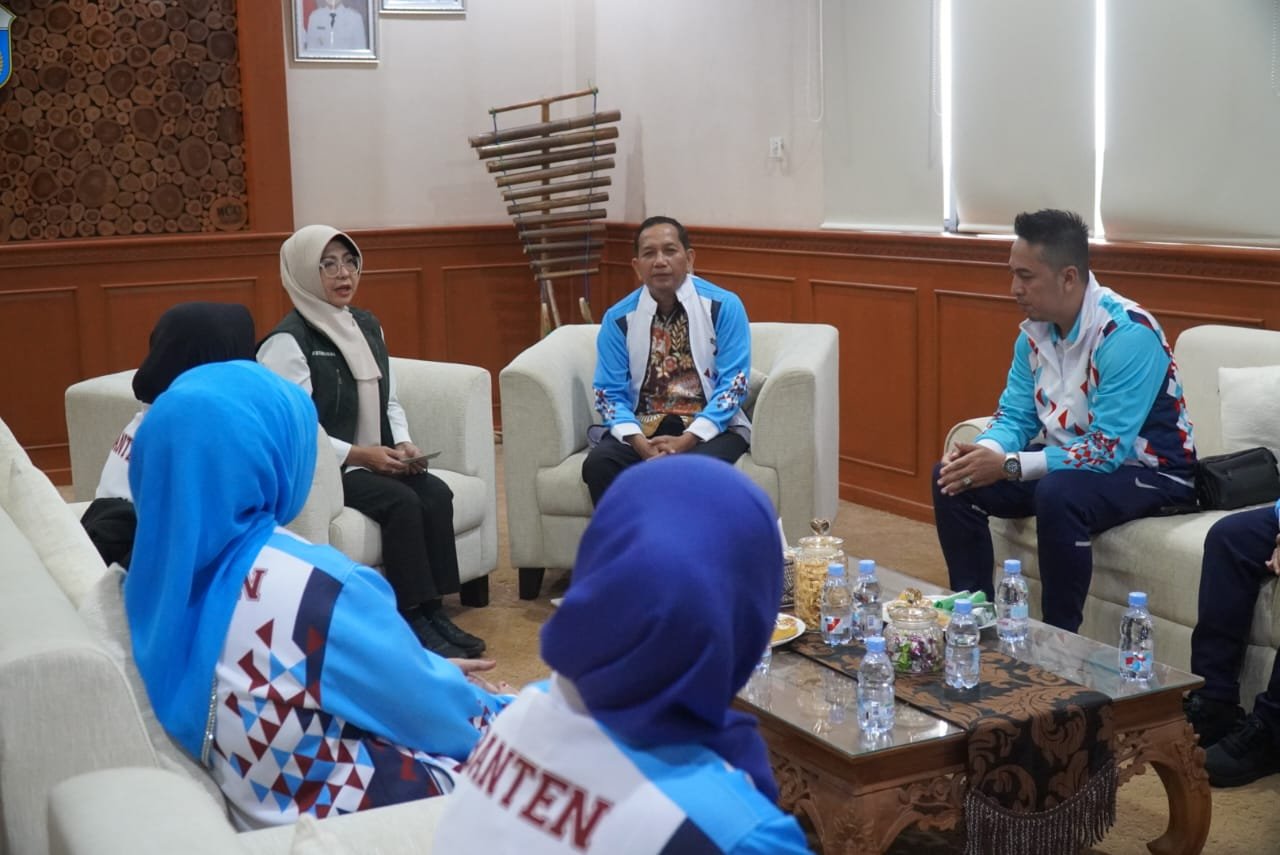 Bupati Pandeglang, Dewi Setiani, resmi melepas keberangkatan atlet ASN asal Kabupaten Pandeglang yang akan bertanding dalam ajang Pekan Olahraga Nasional (PORNAS) KORPRI XVII (Bantentv.com/ Rangga)