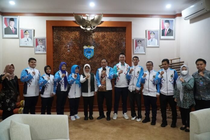 Bupati Pandeglang, Dewi Setiani, resmi melepas keberangkatan atlet ASN asal Kabupaten Pandeglang yang akan bertanding dalam ajang Pekan Olahraga Nasional (PORNAS) KORPRI XVII (Bantentv.com/ Rangga)