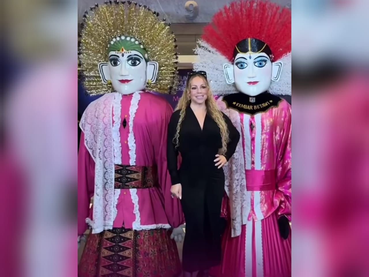 Mariah Carey berfoto bersama ondel-ondel (Instagram/@colorasialive)