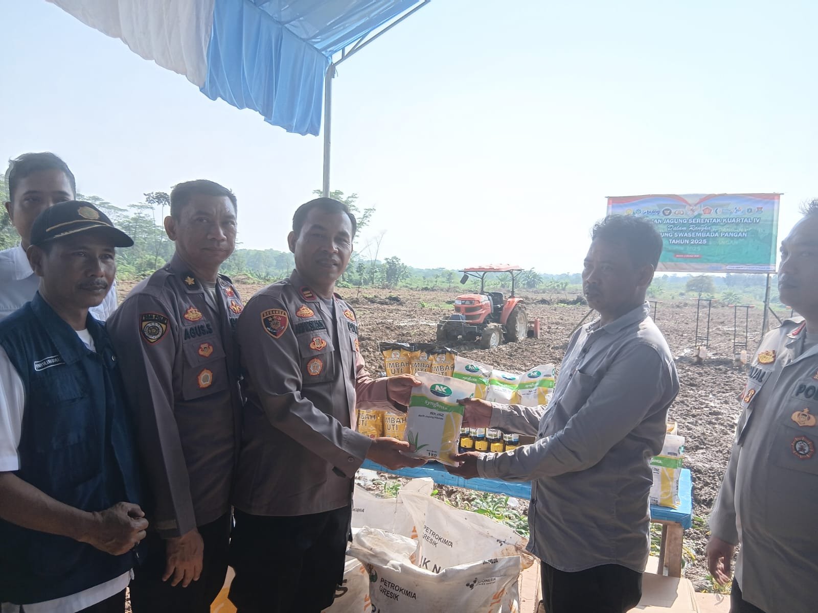 Polres Serang menjalankan program Penanaman Jagung Serentak Kuartal IV di lima titik lahan PAT dalam program "Satu Desa Satu Hektar" pada Rabu, 8 Oktober 2025 (Bantentv.com/ Imron)