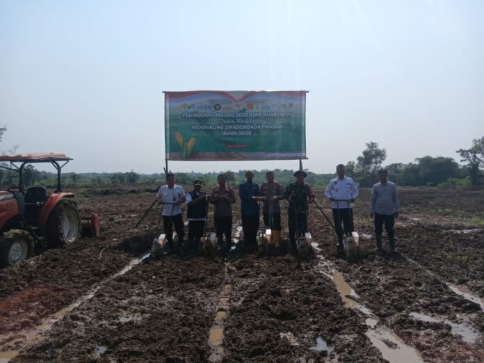 Polres Serang menjalankan program Penanaman Jagung Serentak Kuartal IV di lima titik lahan PAT dalam program 