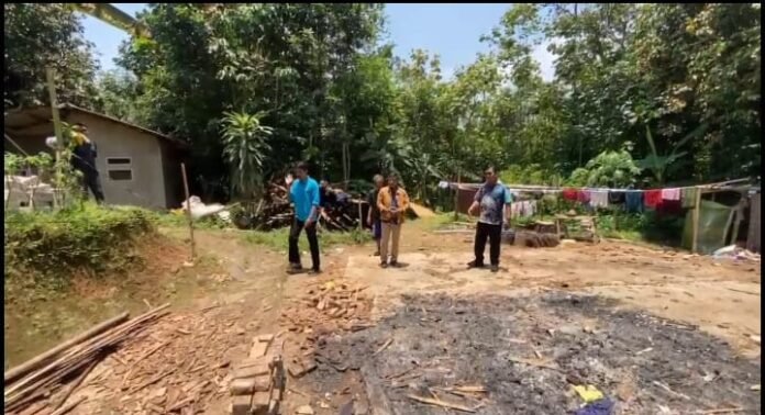 Sepasang lansia yang hidup di Rumah Tidak Layak Huni (RTLH), kini dapat bantuan rumah (Bantentv.com/ Nano)