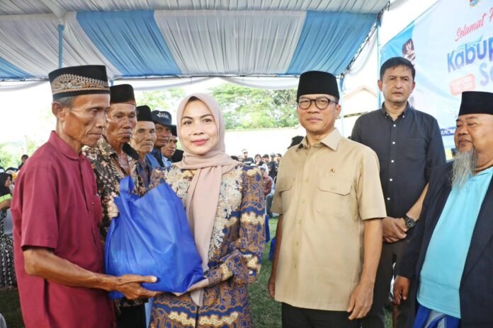 Mendes PDT dan Bupati Serang Kunjungi Tanara, Angkat Potensi Desa dan Salurkan Bansos (Bantentv.com/ Riki)
