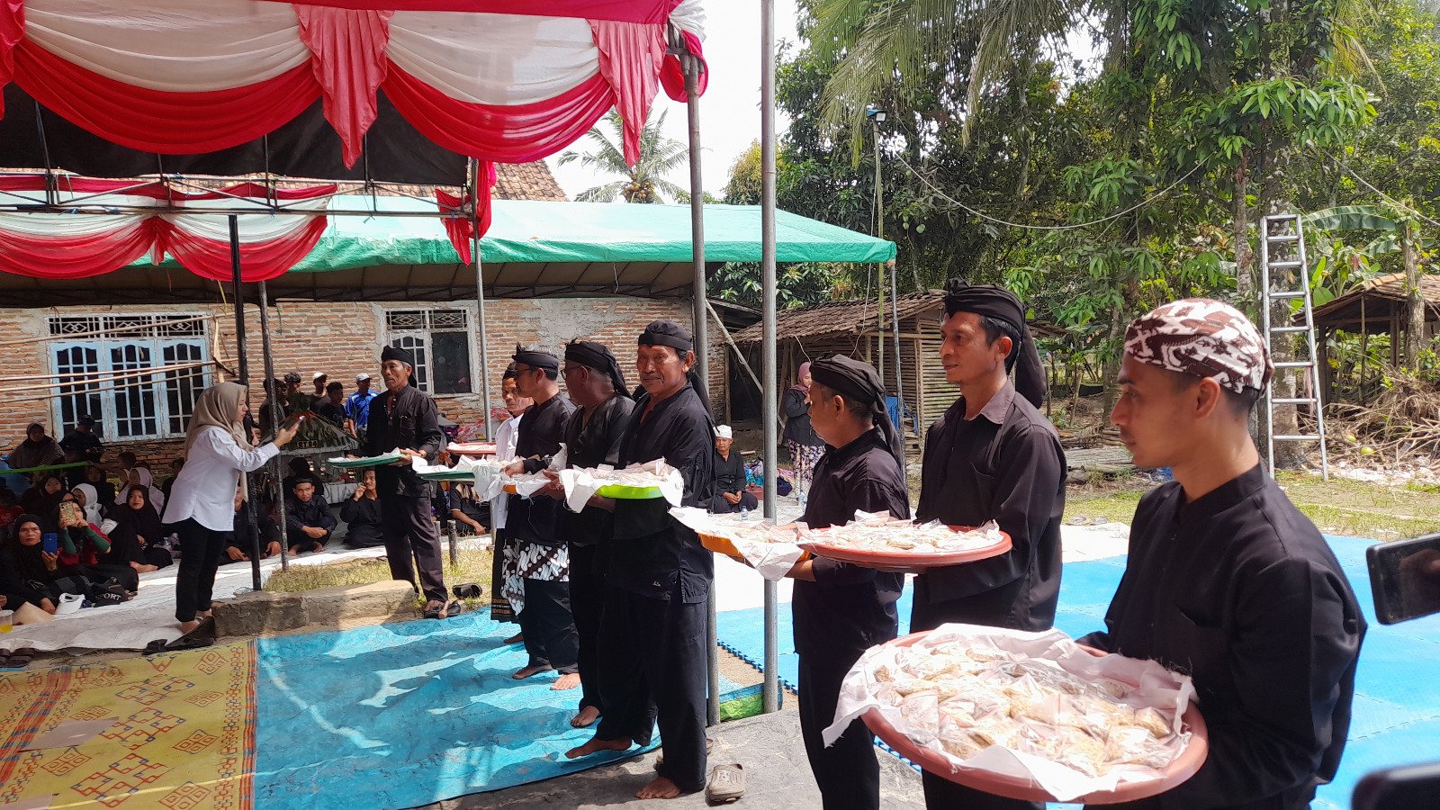 Warga Kampung Kalapa Cagak, Desa Teluklada, Kecamatan Sobang, Kabupaten Pandeglang, menggelar tradisi sedekah bumi sekaligus memperingati Milangkala ke-75 (Bantentv.com/ Rangga)