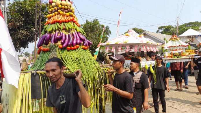 Warga Kampung Kalapa Cagak, Desa Teluklada, Kecamatan Sobang, Kabupaten Pandeglang, menggelar tradisi sedekah bumi sekaligus memperingati Milangkala ke-75 (Bantentv.com/ Rangga)